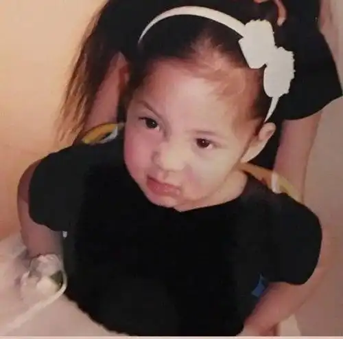 童年时期的欧阳娜娜,五官精致古灵精怪,和姐姐傻傻分不清楚