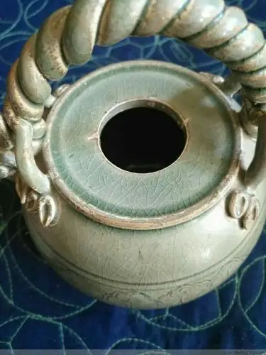 釉上均匀的细细开片为北宋特征.