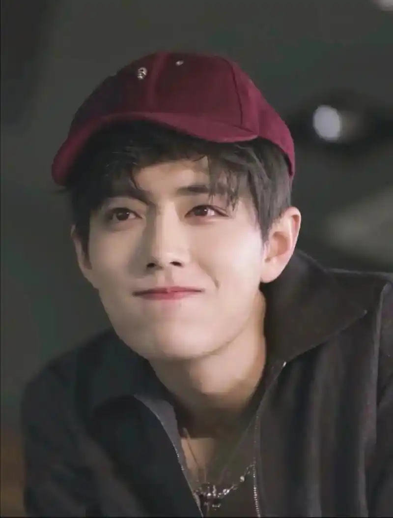 肖战治愈系撩人微笑  - 抖音