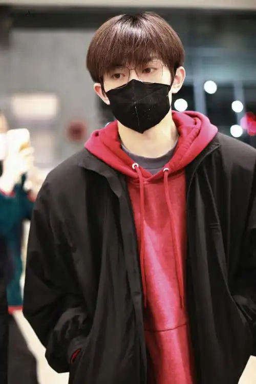 易烊千玺机场图