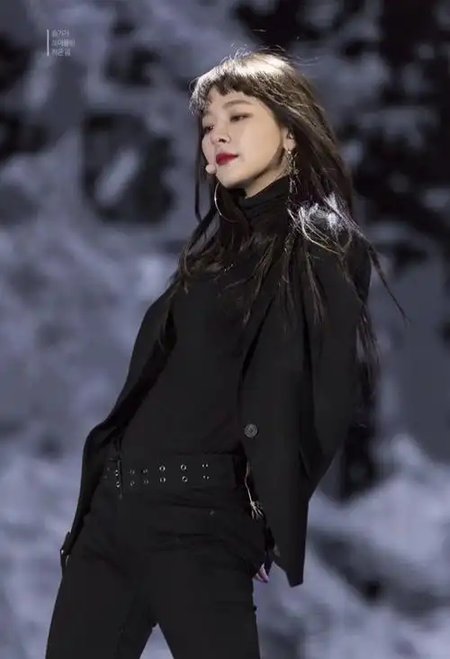 姜涩琪这一场黑西装造型,算什么水平?