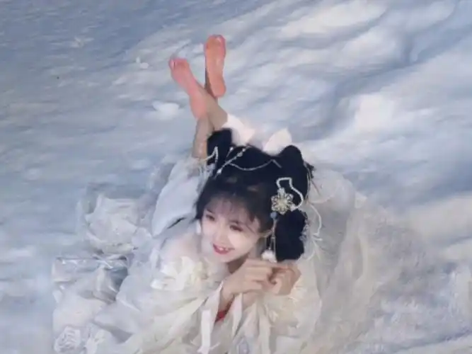 美丽冻人,小姐姐赤脚写真,jiojio冻的通红