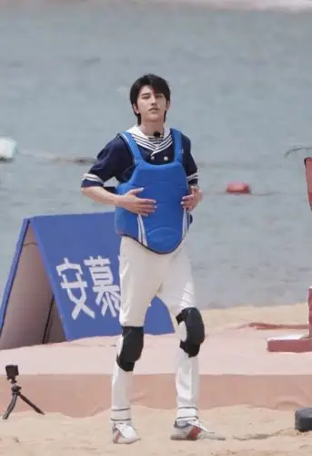 蔡徐坤海军装被拍清爽帅气造型特别加分这身材比例绝了