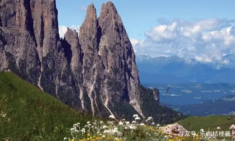 这座山峰山体挺拔,山势高耸,这样的美景令人神往.