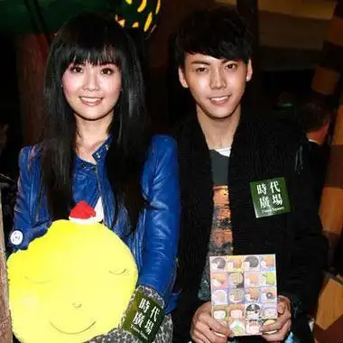 图陈伟霆老婆结婚照片恩爱秀一脸