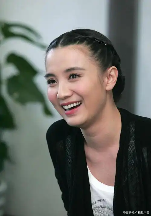 宋佳是公认的娱乐圈最会穿衣服的