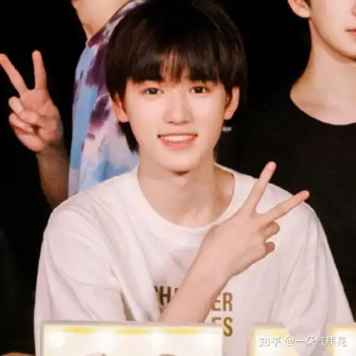 可以分享一些宋亚轩笑起来的图吗?