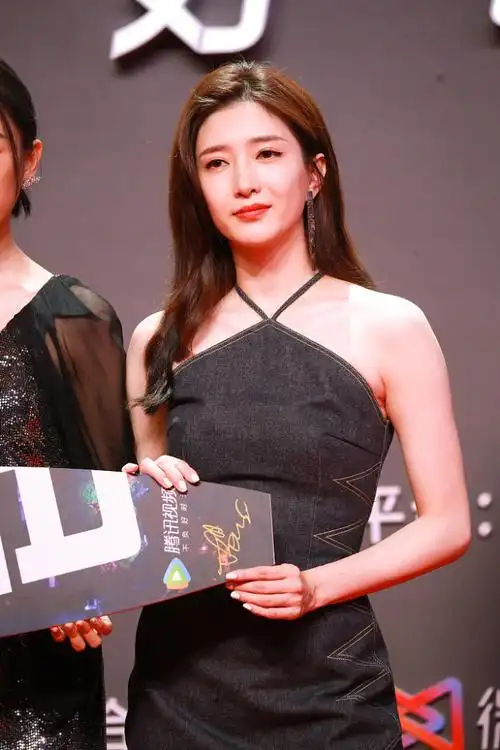 江疏影出席活动 气质一览无余_腾讯新闻