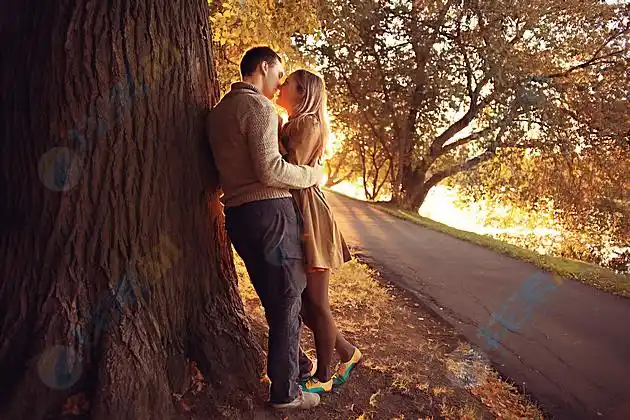 树林中幸福情侣高清图片下载