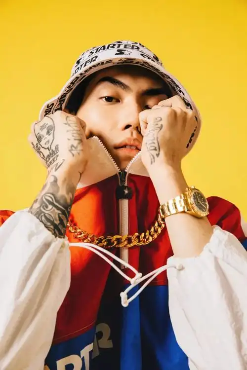 另外渔夫帽和项链的加持已经让人感受到浓厚的嘻哈风格