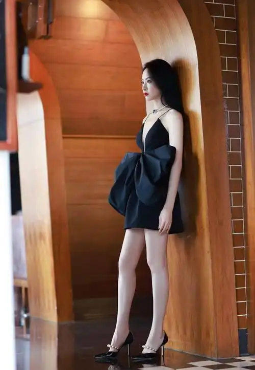 宋茜出席香奈儿活动造型皮外套配高订轻纱裙露出的腿真长