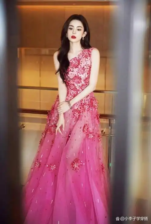 古力娜扎穿上粉色透视礼服裙,一袭轻纱如诗如画,精致到极致