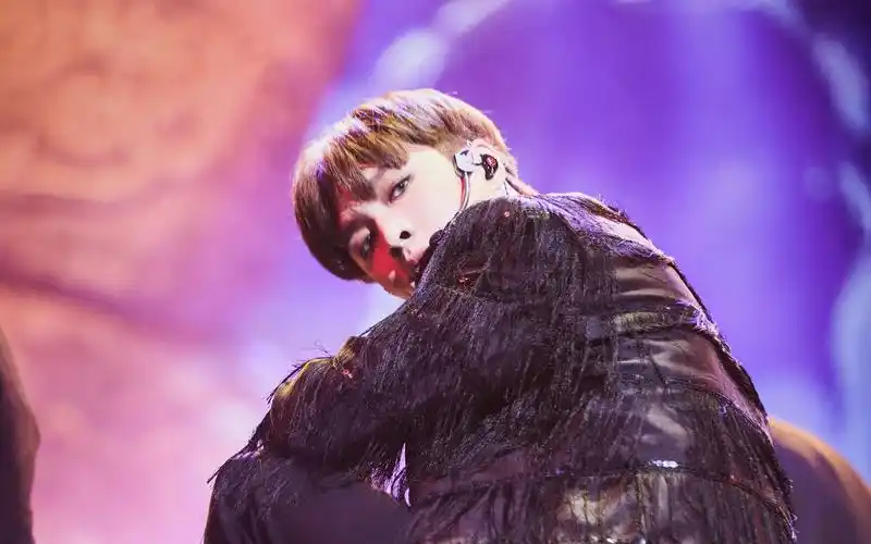 张艺兴梦不落雨林黑色梦幻舞台