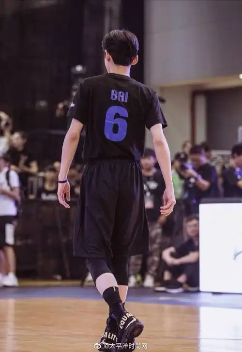 pc酱特地没有按顺序排列图片哦你们能一眼认出哪个帅气的背影是自家