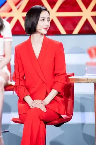 西装要学佟丽娅穿,适合开春约会穿,很圈粉的哟|西裤|红色系|高跟鞋