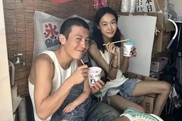 陈冠希一家三口定居日本,被网友偶遇外出野餐,日式风穿搭好时尚|阿娇