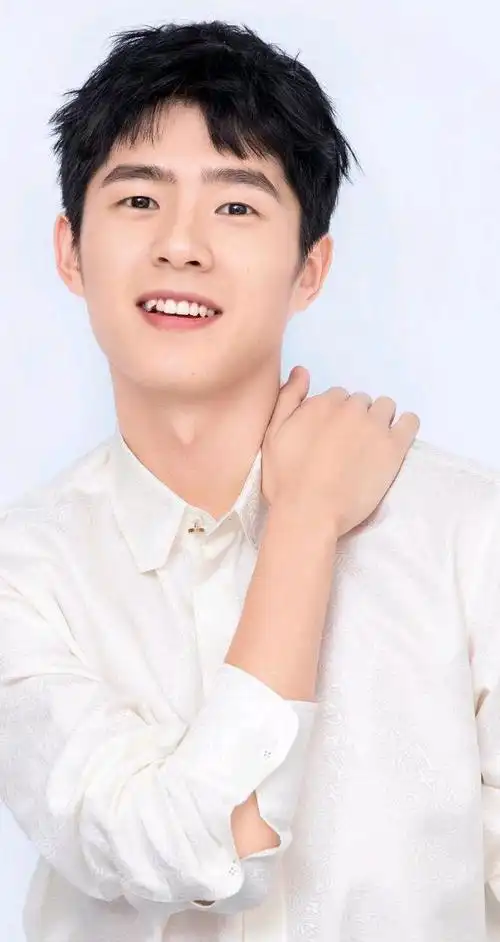 刘昊然白色衬衣照,清爽帅气少年感满满