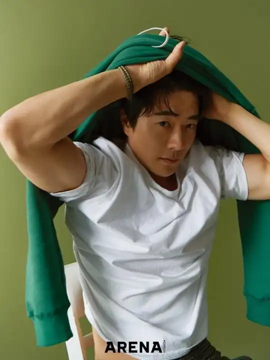 组图:权相宇拍秋季时尚大片 手臂肌肉健硕男人味十足