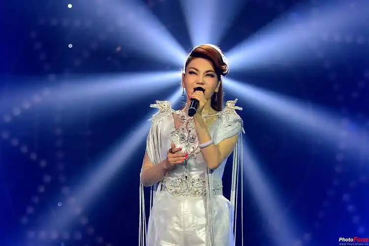 央视舞台拍摄独唱专辑——《乌兰图雅.降央卓玛》