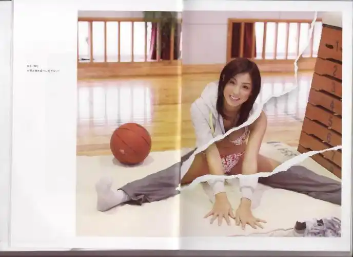 撕美女衣服再掀热潮 日本杂志卖肉欢乐多!