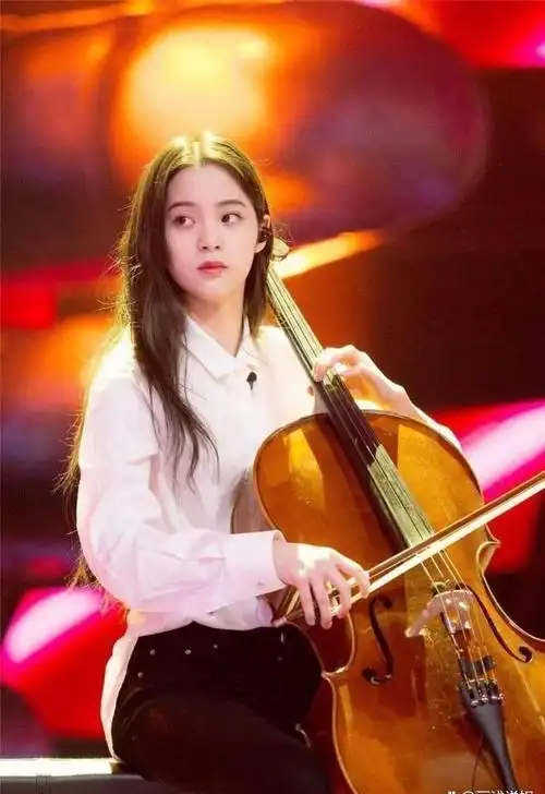 00后小花来抢饭碗了,各有特色青春洋溢,后浪将被拍到沙滩上?