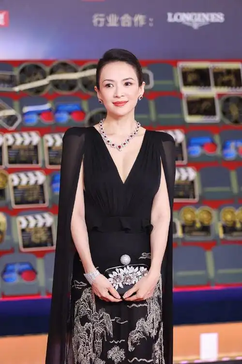 章子怡穿着一幅风景画##微博电影之夜##微博电影之夜红毯