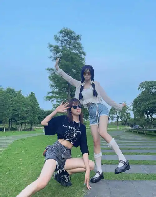 辣妹双人拍照姿势