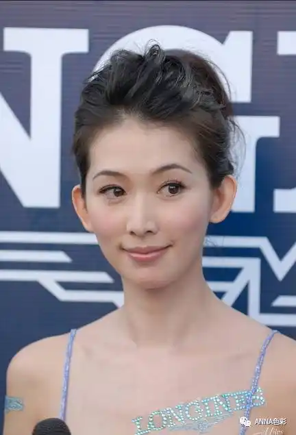 全部盘起的头发会将脸型的菱角感加强.