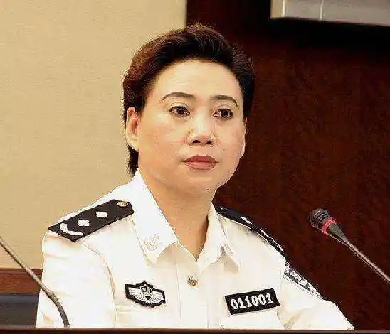 他从小职员到"大老虎",家中藏3000万现金,霸占警花长达10年