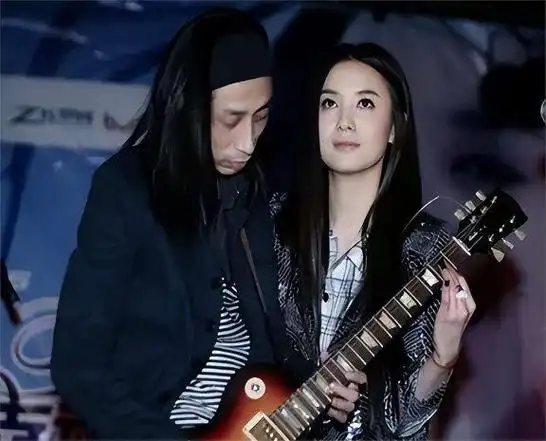 宋佳被4个男人狂追,与5婚导演同居5年,44岁仍未婚风采依旧