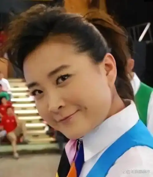 贾玲翘着二郎腿在好莱坞片场满脸皱纹吴彦祖和周迅前夫也在