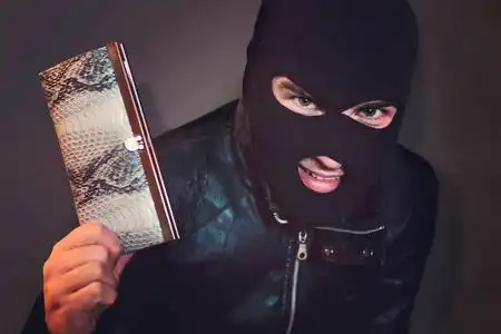 邪恶的人很高兴有一个偷来的皮夹. 一个饱经风霜的强盗.