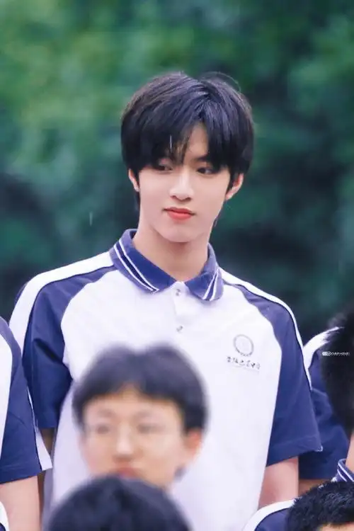 刘耀文拍初中毕业照