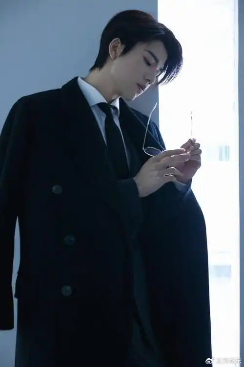 张凌赫戴金丝眼镜斯文凌厉 扯领带动作张力拉满|眼镜|金丝|戴金丝