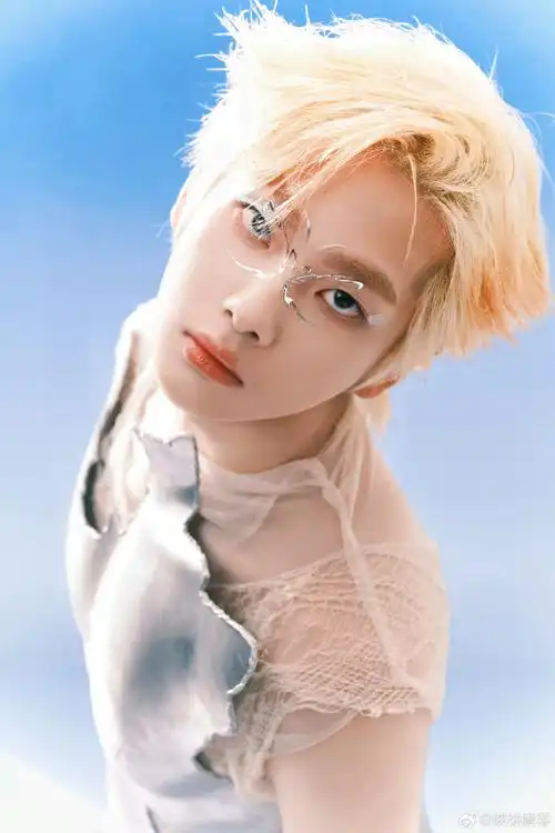 周震南金发如数据流倾泻,银妆似液态金属凝固,战损胸