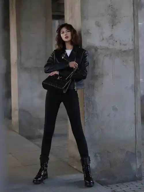 短款皮衣搭配什么裤子好看