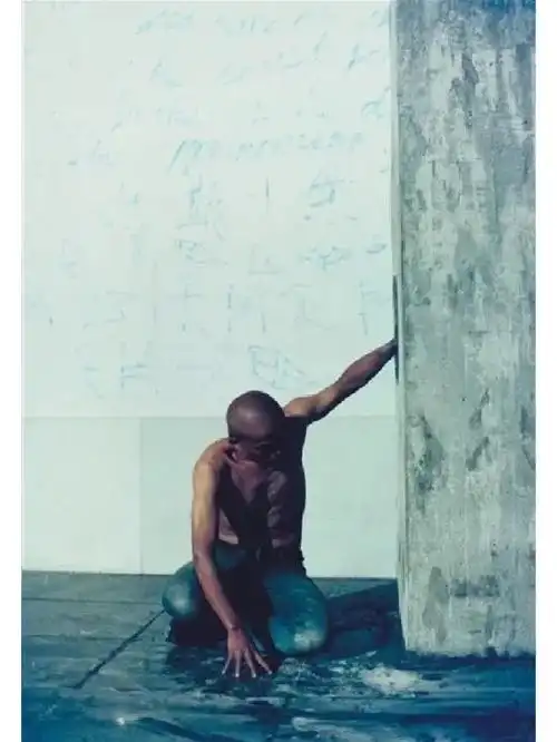 当代行为艺术家何云昌