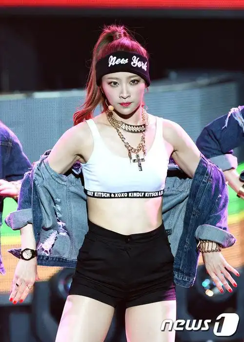 韩女团exid回归舞台hani大跳开腿舞性感爆表组图6