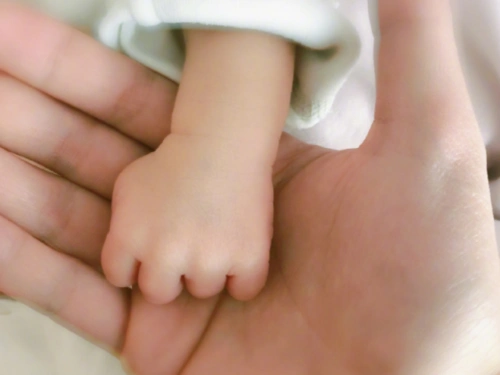 任嘉伦儿子悄悄长大五官清秀皮肤白皙看清正脸男神诞生