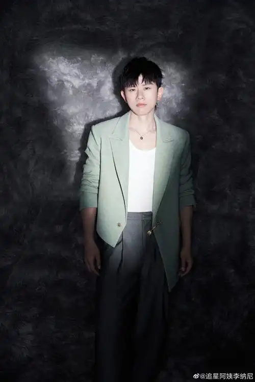 张杰绿西装清爽干净帅气十足