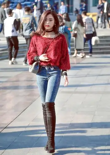 街拍:穿着过膝长筒靴的美女,肤白貌美笑容甜,展现骄人气质