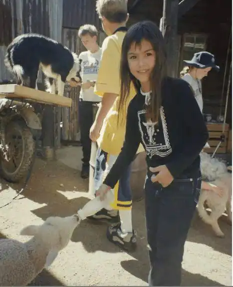 周杰伦老婆从小被富养,昆凌童年学骑马满脸笑容,还拿牛奶喂羔羊