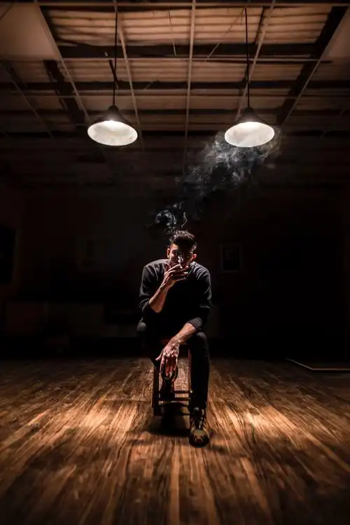 一个人孤独抽烟图片