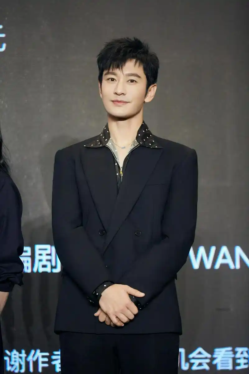 组图:黄晓明出席first青年电影展酒会 黑色西装优雅尽显_高清图集