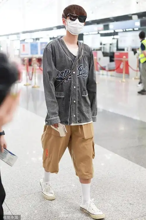 新浪娱乐讯 2021年8月22日,北京,汪苏泷现身机场.