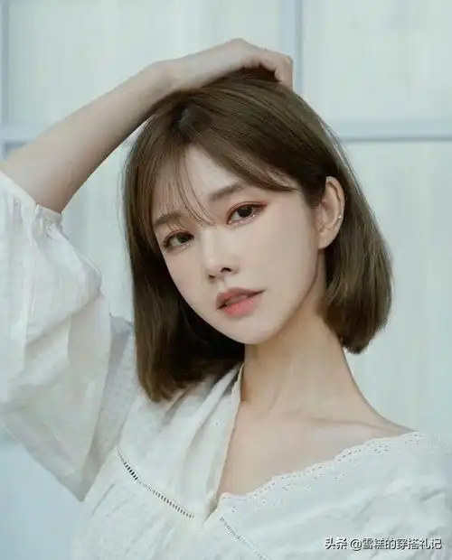 做中分,会显得很老气,三七分会更加合适一些,一侧留下一些细碎的刘海