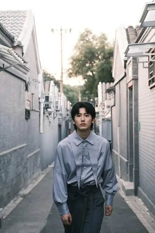 郝富申《棋魂》高分收官 港风写真眼神坚定深沉