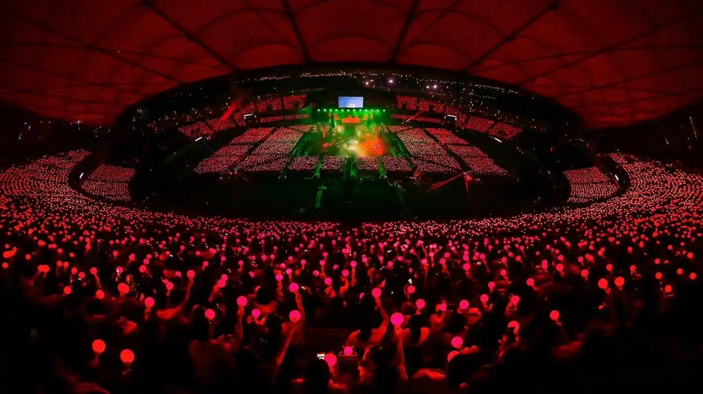 粉丝分享的华晨宇海口火星演唱会航拍 红海荡漾,花火翩跹