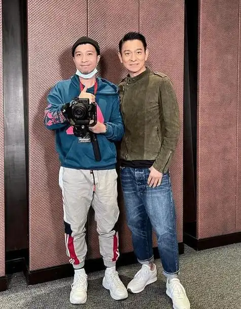 刘德华是华语乐坛的当红人物之一,四大天王之一,在影视作品方面颇有