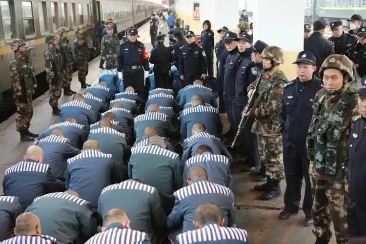 13小时火车硬座,押解近百名服刑人员…"遣送民警"的日常了解一下?